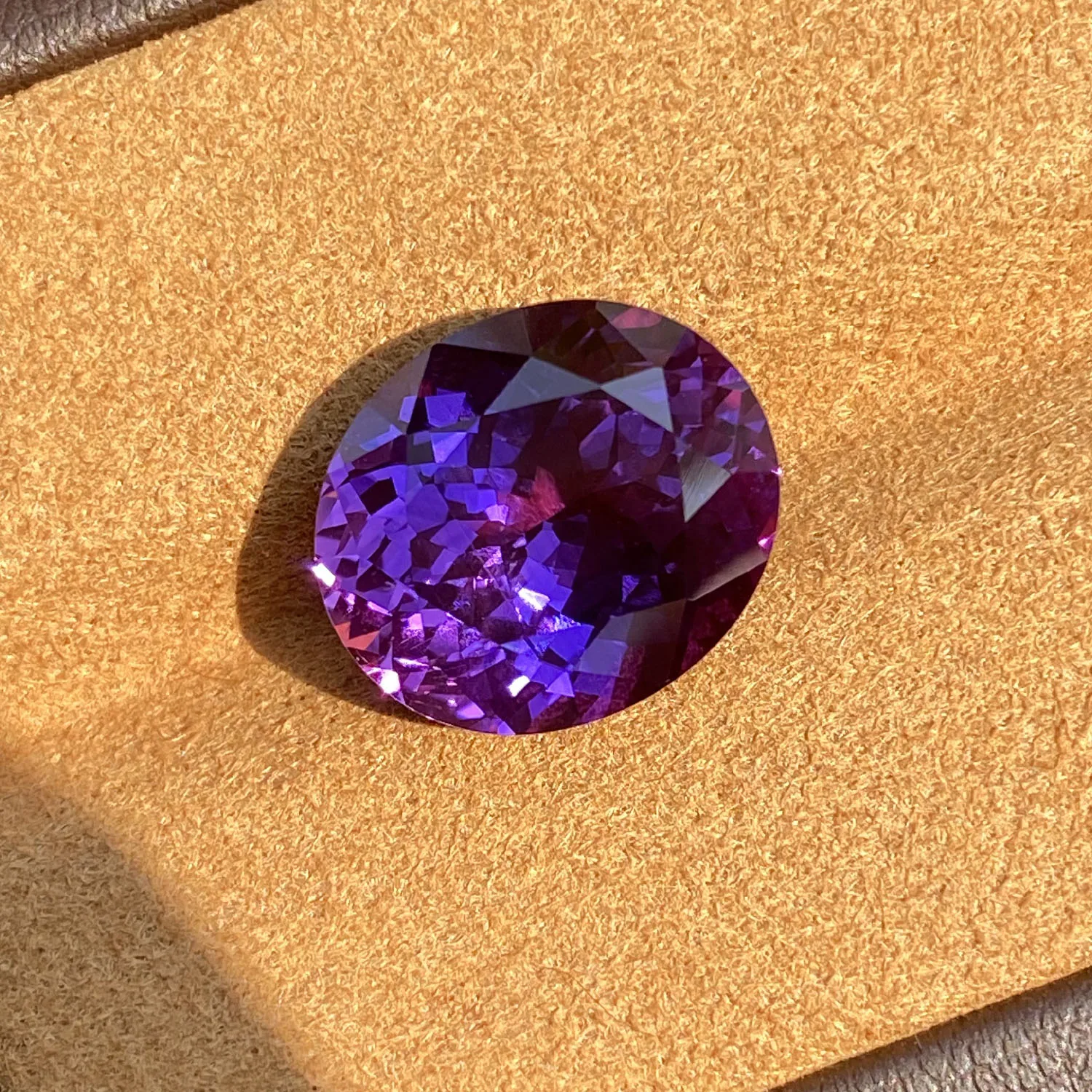 forma-ovalada-de-color-purpura-de-zafiro-cultivada-en-laboratorio-para-la-fabricacion-de-joyas-seleccionable-con-certificado-agl