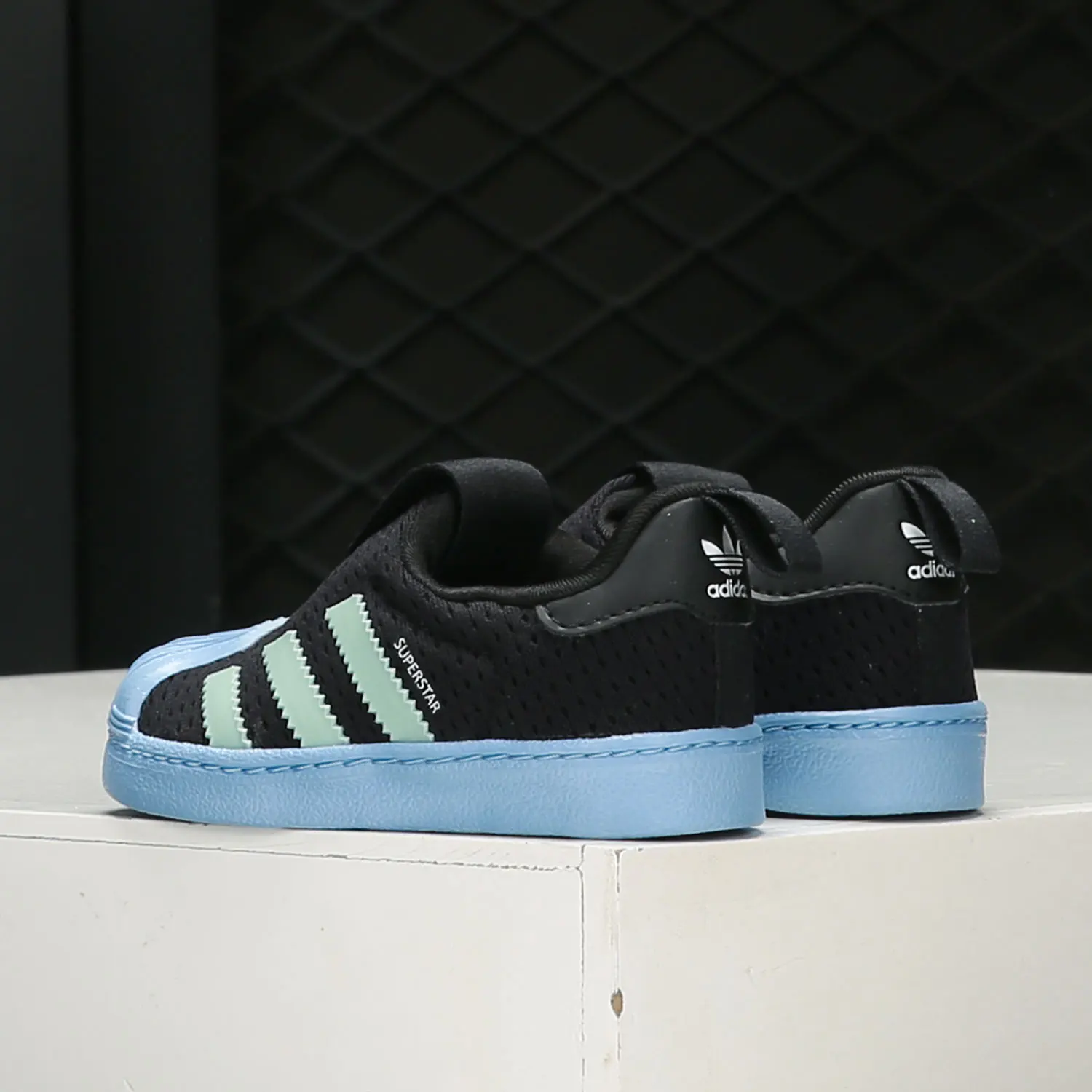 

Adidas Anti slip Authentic New Three Leaf Grass Children's Hollow Leisure Sports Shoes AQ0205