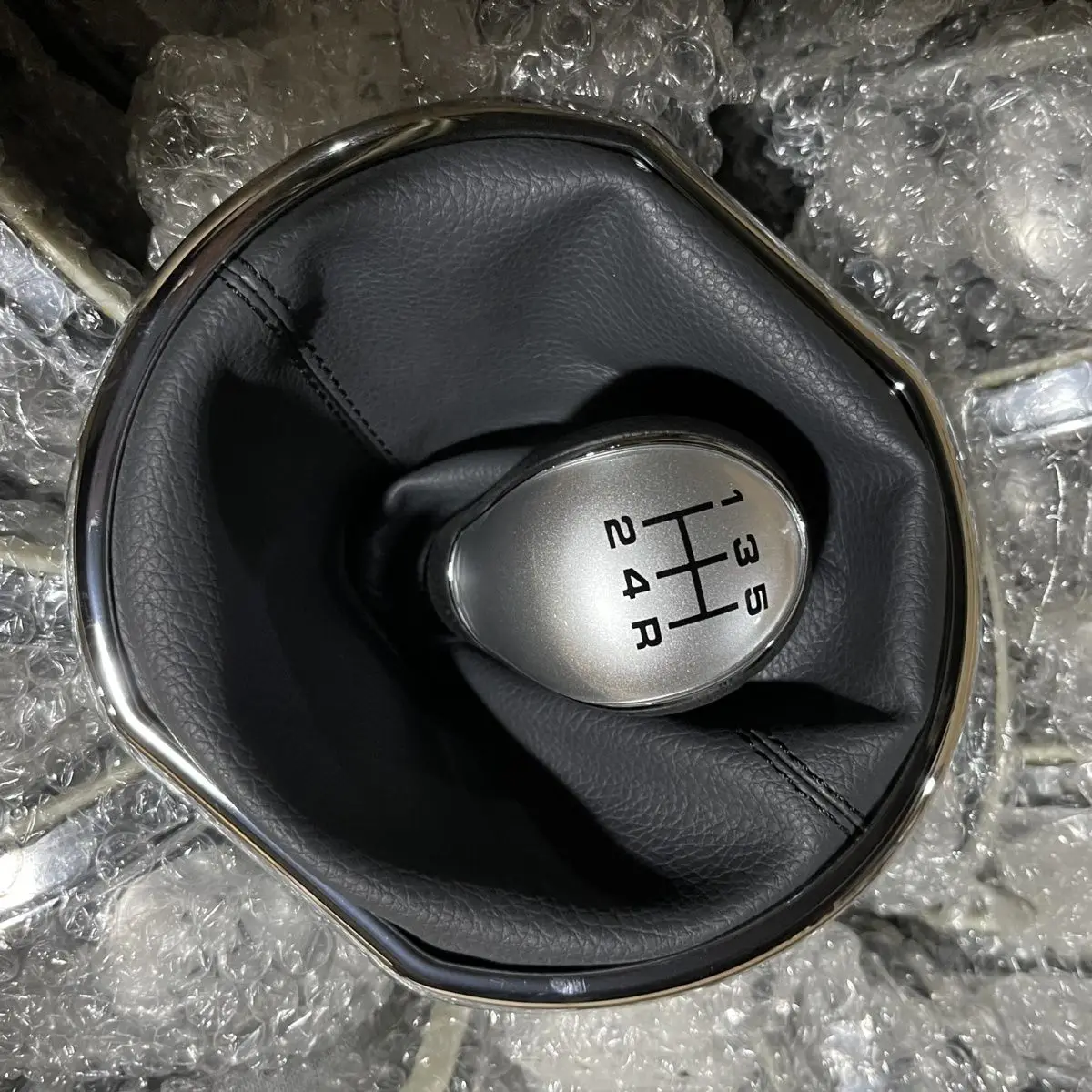 

Adaptable to Zotye Z300 Gear Shift Knob and Dust Boot.
