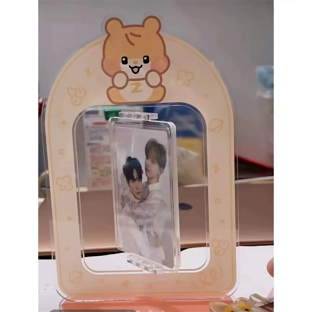 KPOP ZB1 Cartoon Carino Acrilico Figura In Piedi di Alta Qualità INS Stile Doppi Lati Ruota Titolari di Carta ZHANGHAO RICKY YUJIN Regali