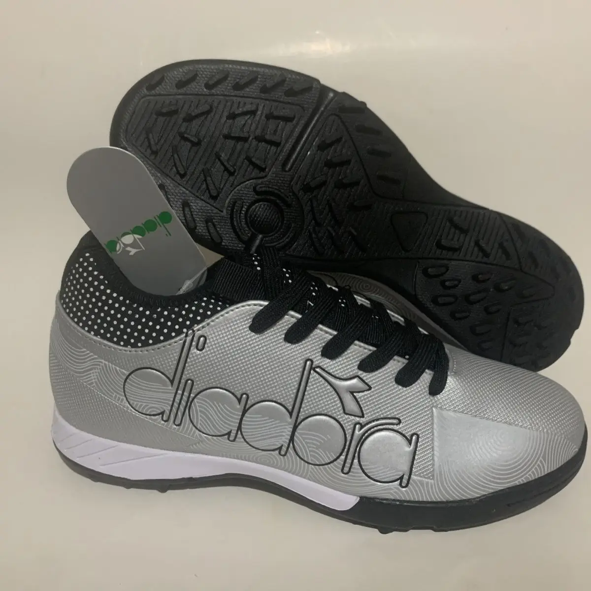 MiaBera zapatos de fútbol profesionales para hombres, zapatos de entrenamiento de césped, botas de campo de fútbol antideslizantes ultraligeras para interiores