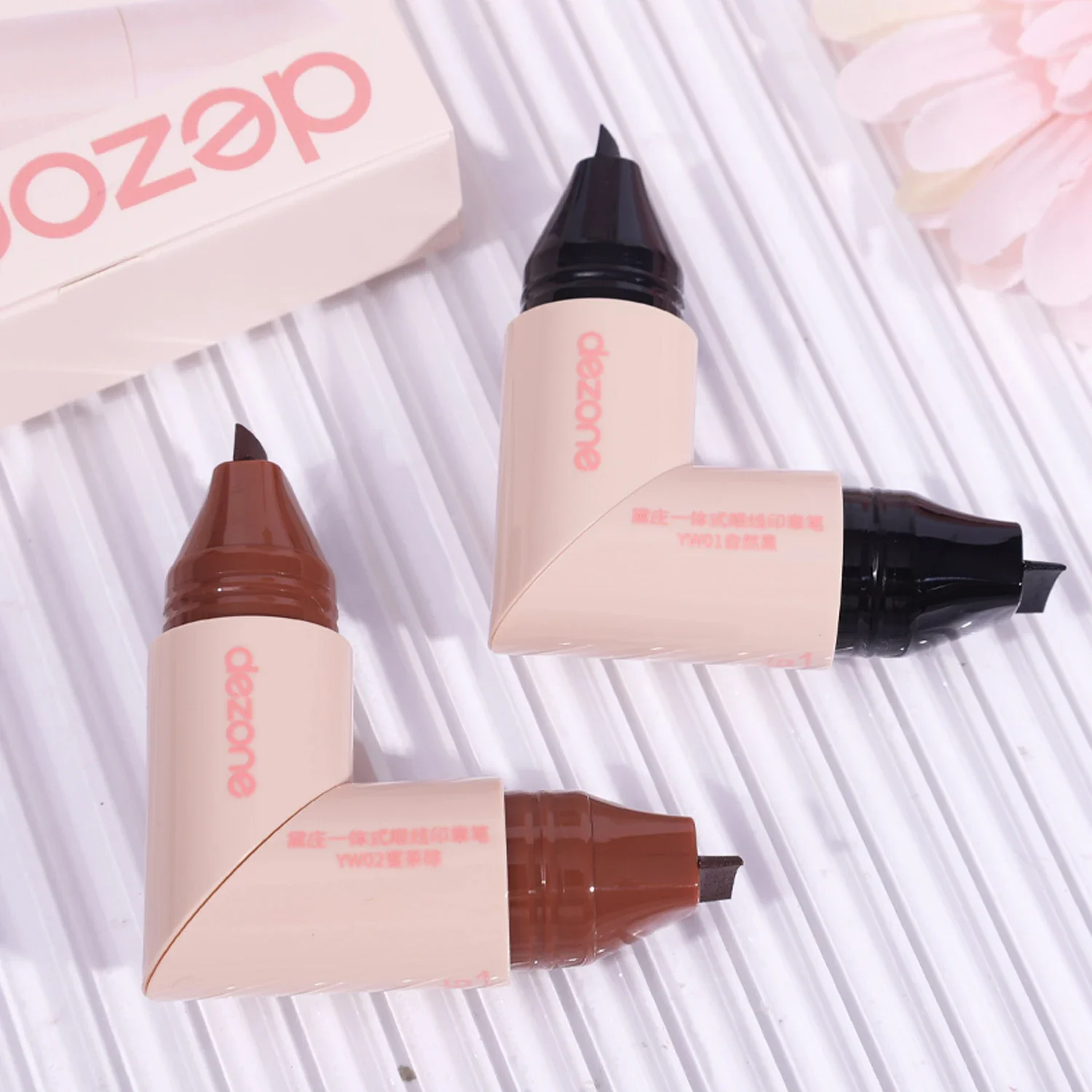 Hartvormige dubbele kop eyeliner stempelpen Langdurige waterdichte niet-vlekkende bruinzwarte eyeliner voor dikke make-up cosmetica