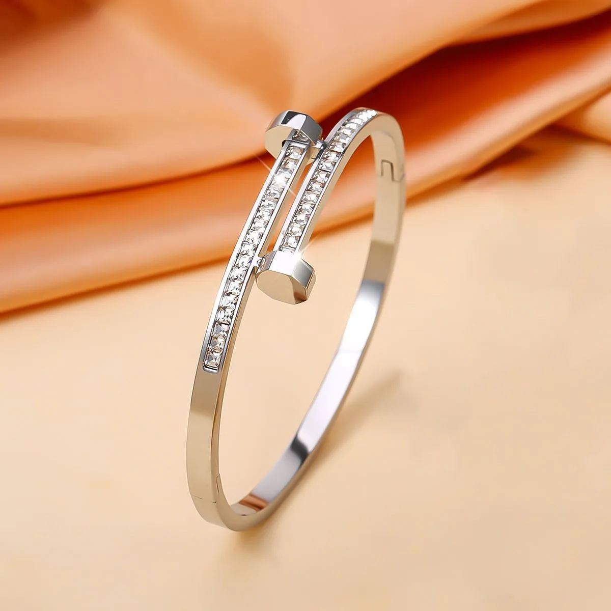 Luxuriöses Edelstahl-Armreif mit Zirkonia für Damen, Silberbeschichtetes Kleeblatt-Design, Offener Armreif, Wasserfest, Nicht Verblassend, Schmuck