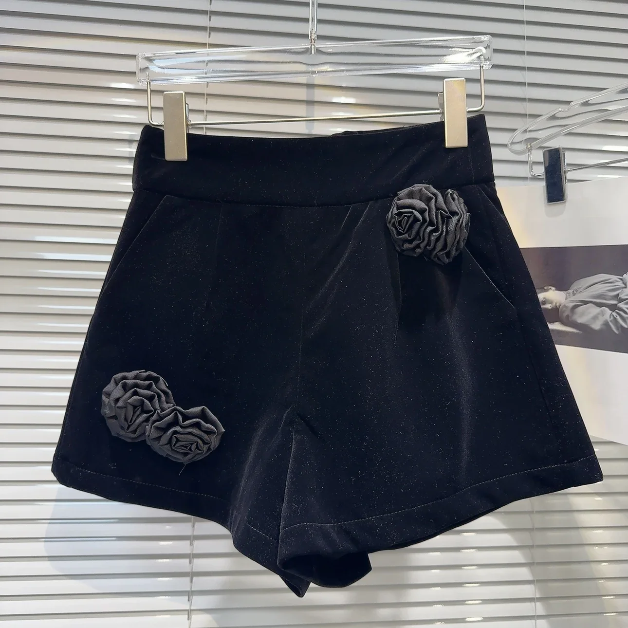 2024 Winter New Niche Pleated Flower Design Black Shorts Women's Fashion High Waist Versatile Celebrity Velvet Shorts Boots Lady