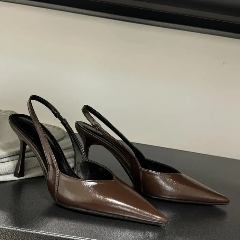 Modische Baotou-Sandalen für den Sommer, neuer Stil, spitzer Kopf, flache Mundlinie mit rutschfesten, verschleißfesten Stiletto-Absätzen
