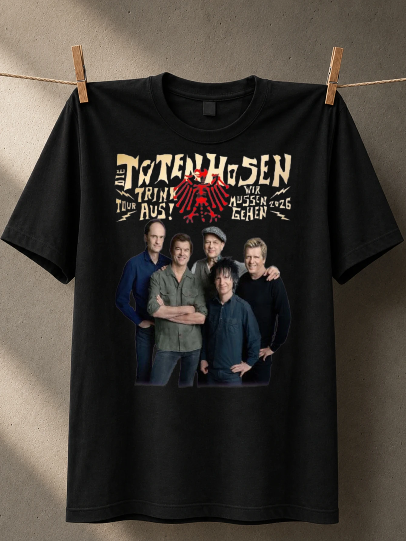 Футболка унисекс Die Toten Hosen Tour 2026 с фотографией группы, кремовыми буквами в стиле орла и немецким рок-концертным дизайном
