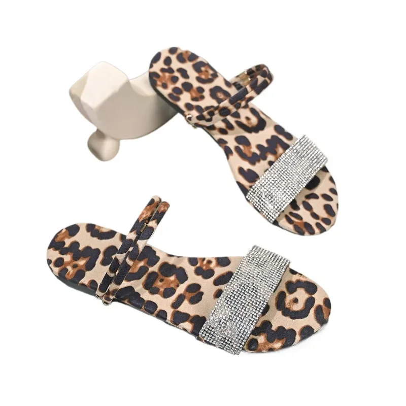 Sepatu Wanita 2025 Sandal Wanita Ujung Bulat Sandal Kasual Sepatu Macan Tutul Kristal Fashion Wanita Sandal Wanita Datar Luar Ruangan