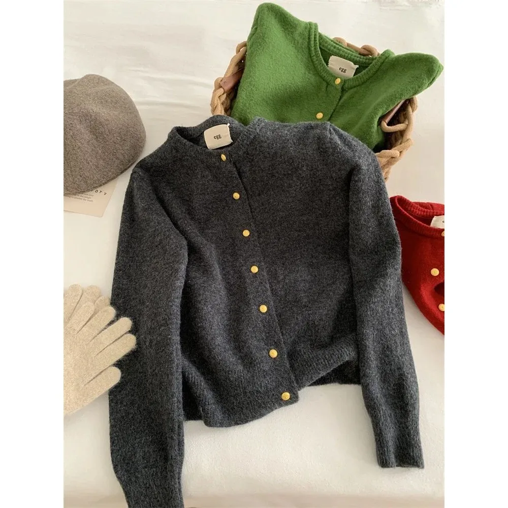 

Женский вязаный свитер с круглым вырезом и золотыми пуговицами, осень 2025, модный, удобный, из мягкого материала, высокое качество, женский топ