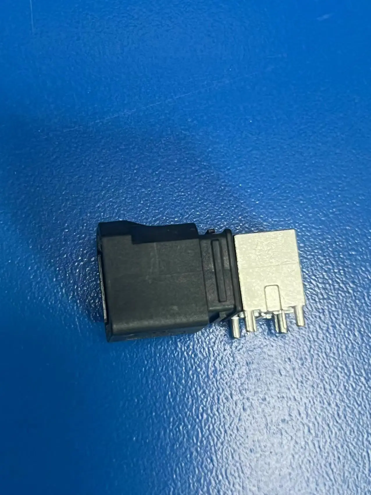 MINI FAKRA 4 en 1 cabezal PCB, un código, negro, equivalente A TE 2304168-1, 2321775-1