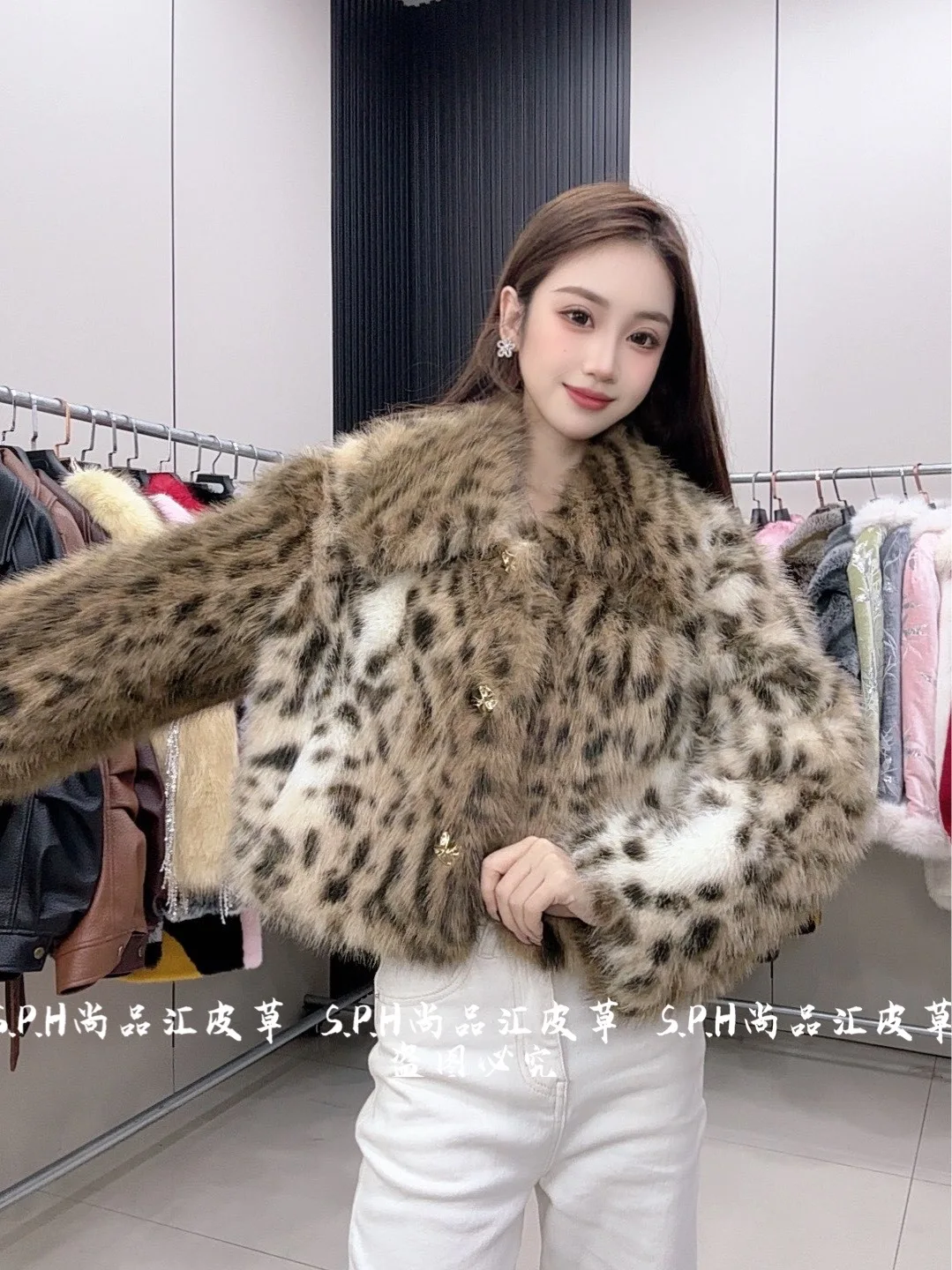 2025 Short Lapel Women's Leopard Print Exquisite Elegant Winter Furry Coat Short Single-Breasted Long Sleeves Faux Fur Jacket