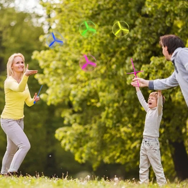 20 set/zak Kleurrijke Bamboe Dragonfly Plastic Hand Push Vliegend Speelgoed Kinderen Verjaardagsfeestje Gunsten Gasten Behandelen School Goodie Filler