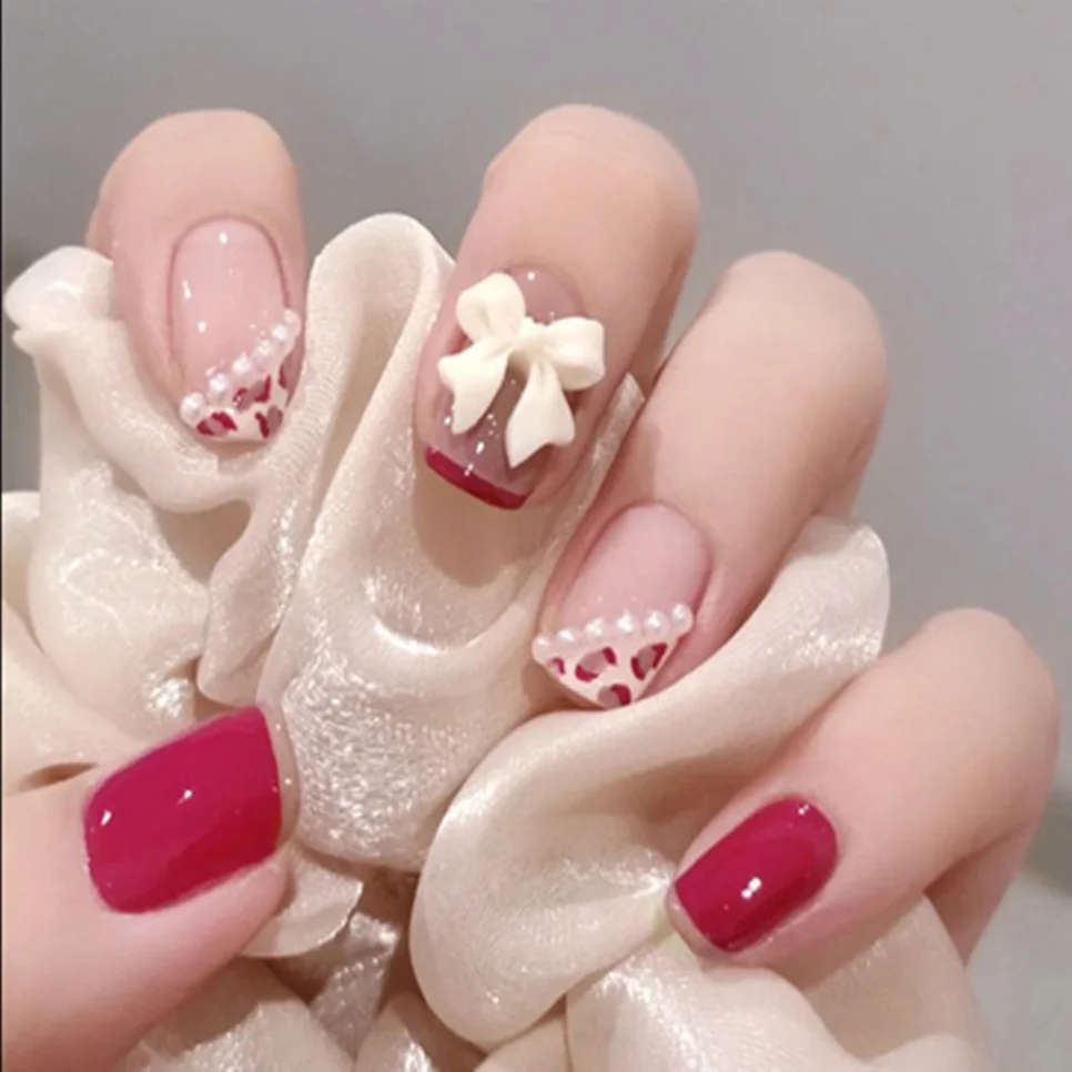 24P Rosa lindo corto cabeza cuadrada uñas postizas arte blanco 3D Bowknot uñas postizas con diamantes de imitación de perlas cubierta completa prensa en las puntas de las uñas