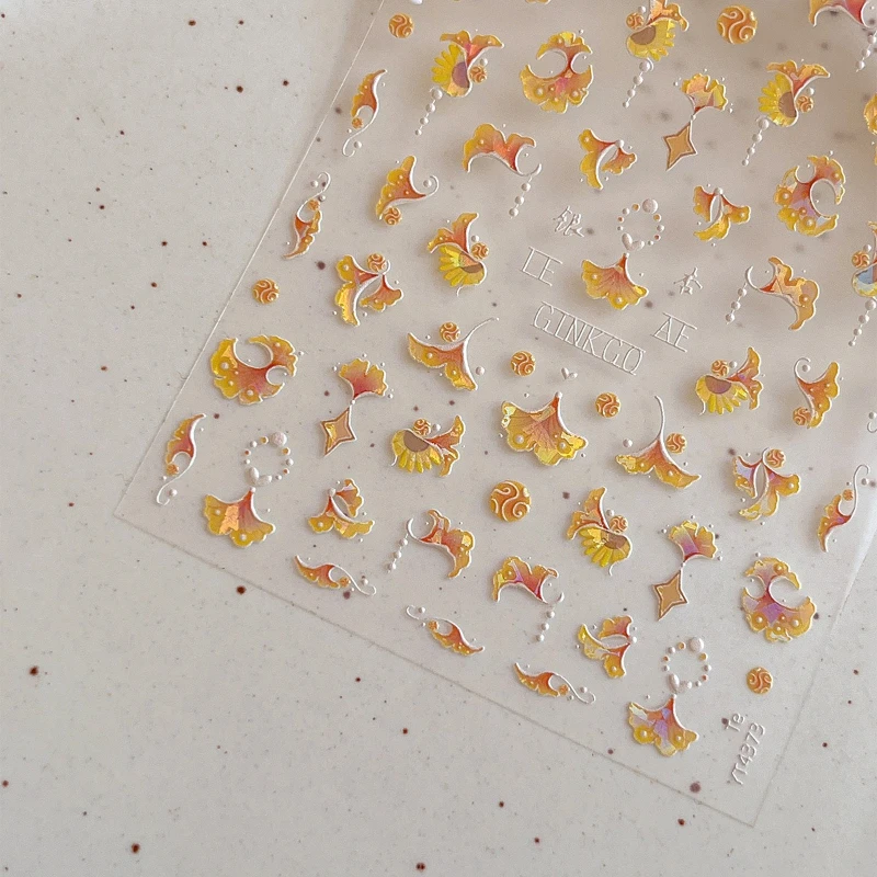1 Stück geprägter, schalenförmiger, leuchtender Ginkgo-Nagelaufkleber, exquisites funkelndes Design mit selbstklebender Rückseite, geeignet für jede Nagelform