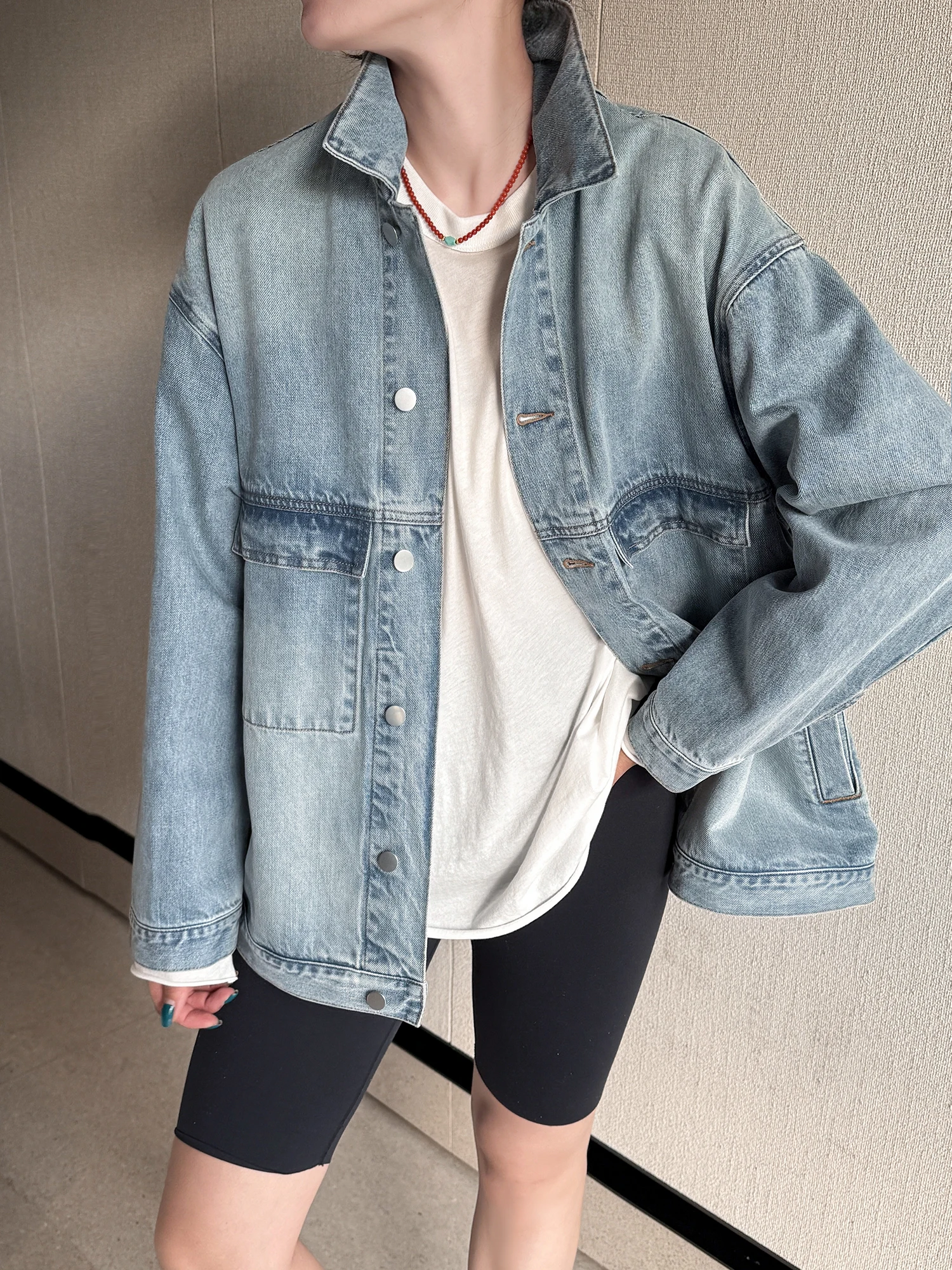 

Женская джинсовая куртка из хлопка свободного кроя для осени: превосходящий ожидания дизайн, красивая и стильная верхняя одежда