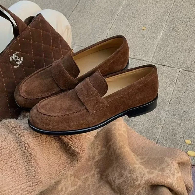 

Новые женские туфли в стиле ретро, роскошные британские лоферы с круглым носком для женщин, изысканные замшевые повседневные туфли, дизайнерская обувь, Zapatos De Mujer