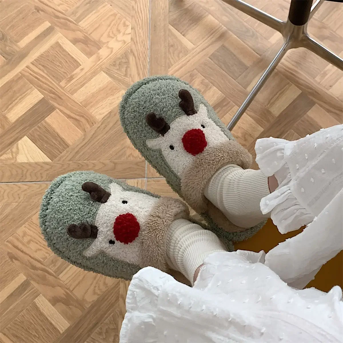 Men\'s and women\'s models winter cute cartoon Christmas elk cotton slippers fashion home with warm plush cotton student shoes