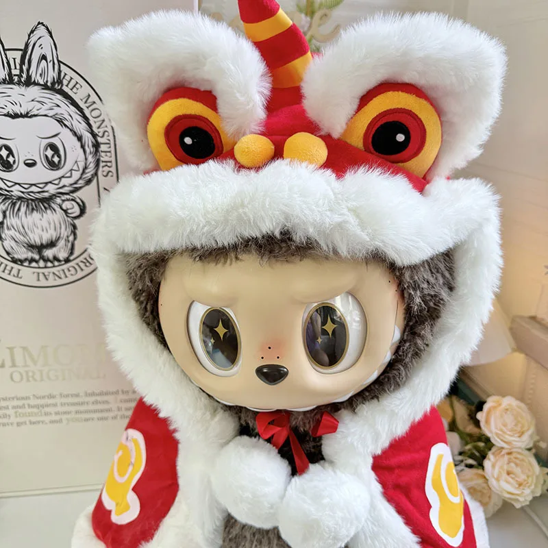 

Виниловая кукла Labubu, 58 см, зимняя одежда, плащ со львом, большой плюшевый наряд для демонстрации коллекции, защита от пыли