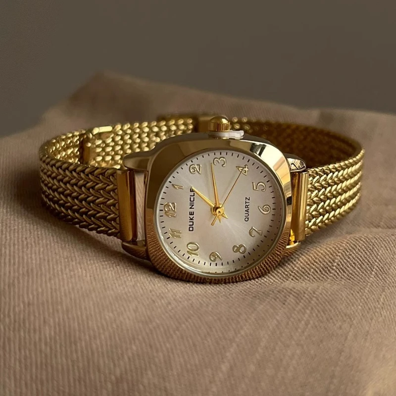 Pequeño y exquisito reloj medieval clásico de moda para mujer elegante simple ligero de lujo 2025 reloj de cuarzo resistente al agua regalo de cumpleaños