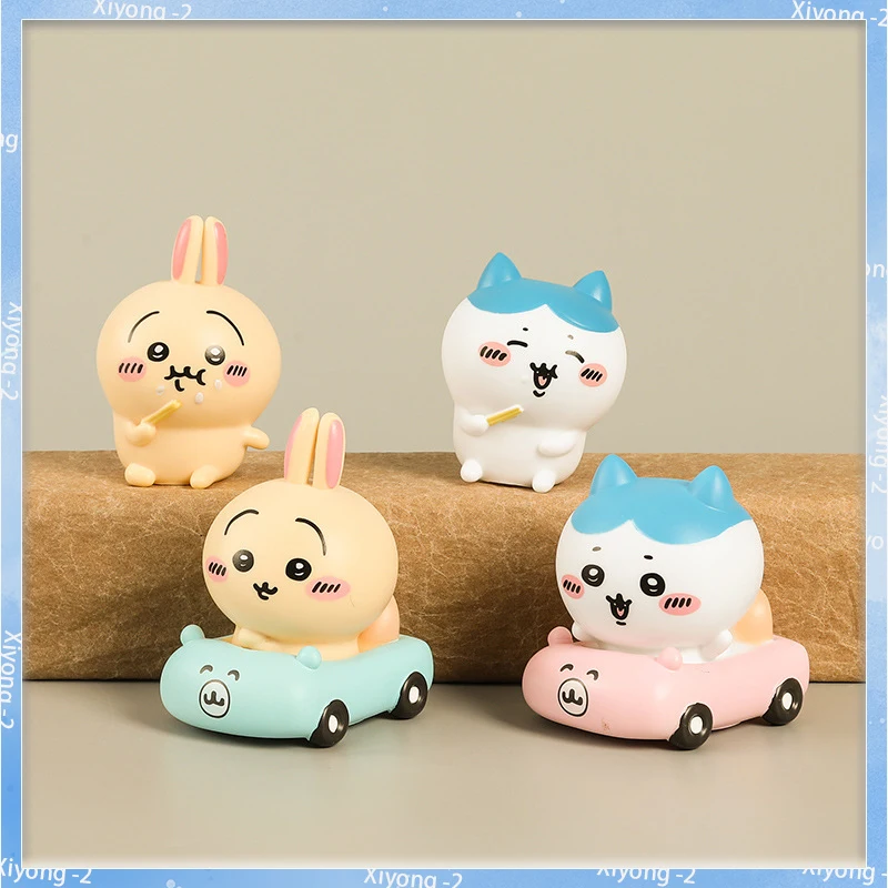 شخصيات كرتونية تشي كاوا حول نموذج سيارة تشي كاوا مصنوع يدويًا لتزيين سطح المكتب وهدايا عيد الميلاد.