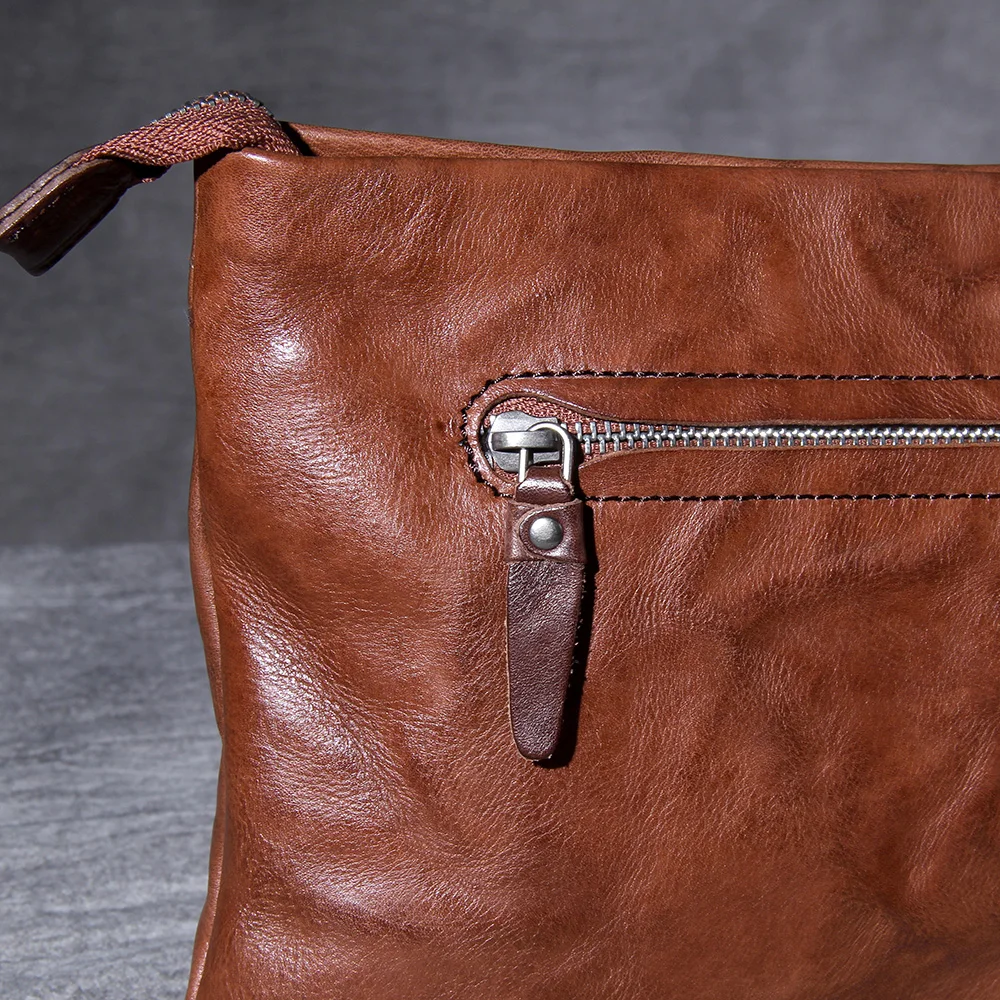 S.WORKER Retro-Clutch aus Vollnarbenleder für Herren | Handtasche aus Used-Leder mit Handgelenkschlaufe – Detail 24