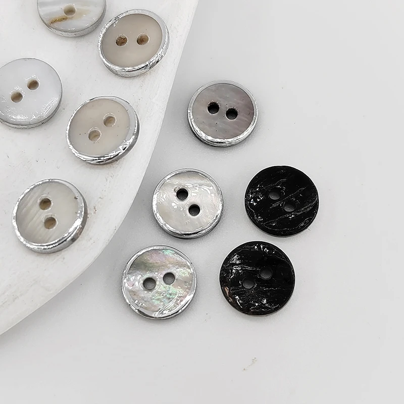 10.5/11.5 مللي متر جودة عالية أبيض أسود قذيفة الطبيعية 2 ثقوب أزرار خياطة من الملابس بالجملة موضة ديكور الفضة الخياطة DIY بها بنفسك
