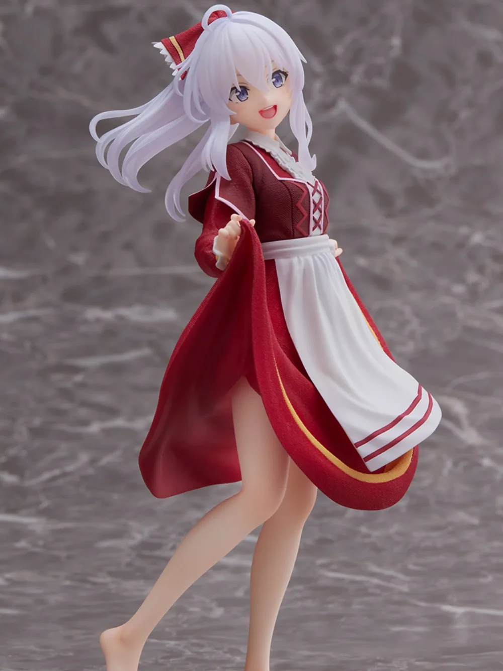 타이토 방황의 마녀: 엘라이나의 여정 ‌   포도를 밟는 소녀 피규어 애니메이션 모델 장난감 데스크탑 장식품 컬렉션