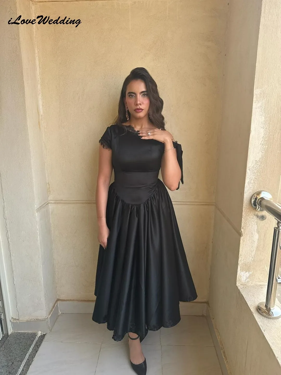 Abiti da ballo eleganti personalizzati in pizzo nero 2025 Abito da cerimonia nuziale a trapezio in raso per le donne Abiti formali pieghettati lunghi fino al tè