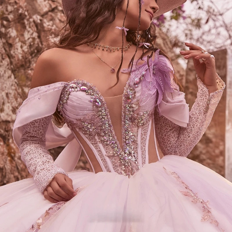 فساتين Quinceanera لامعة أرجوانية فاتحة قبالة الكتف مزينة بالدانتيل مطرز بالكريستال تول مشد حفلة عيد ميلاد حلوة 16 فستان