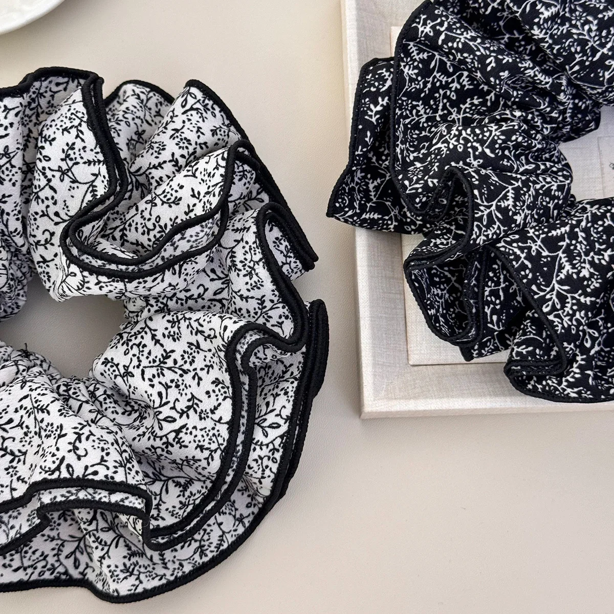 النمط الفرنسي الرجعية الأزهار طباعة Scrunchies الراقية أربعة طبقات كبيرة الحجم المرأة ورود رأس كعكة الشعر حبل ذيل حصان الشعر التعادل