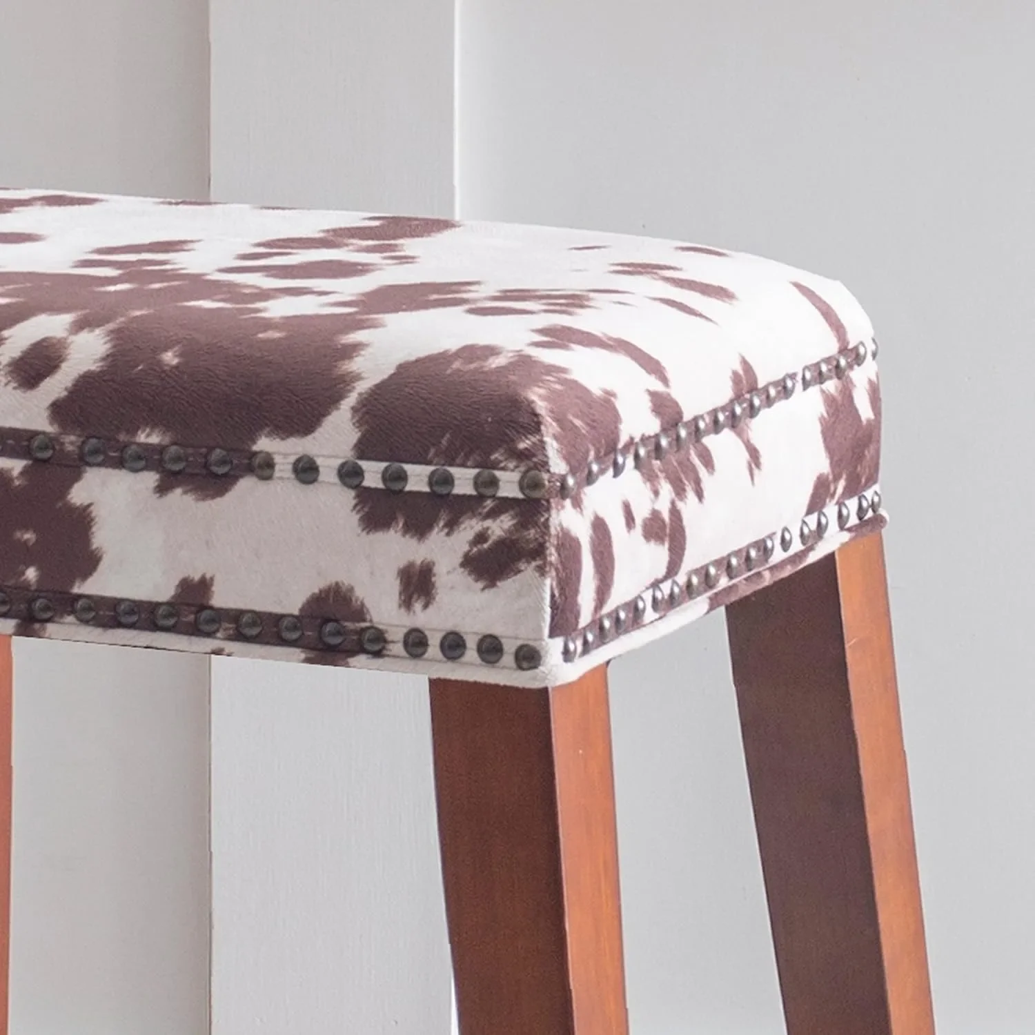 مقعد مرتفع بطبعة بقرة بنية مفتوح الظهر مقاس 24 بوصة، متين وقوي، بعمق 14.5 بوصة × 20 بوصة وعرض × 24 بوصة