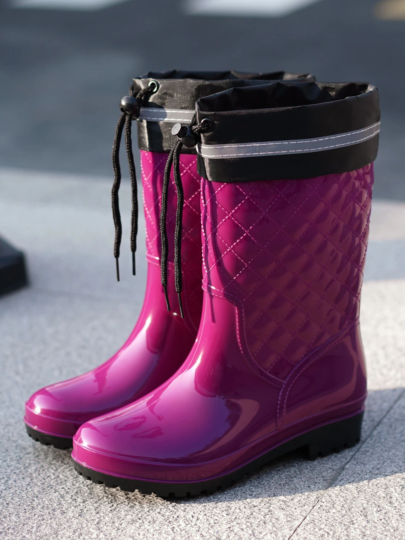 Minimalistische Outdoor-Arbeitsküche Rutschfeste Wasserdichte Kordelzug-Stiefel mit Trommelmund für Alle Jahreszeiten Universelle Damen-Regenstiefel – Detail 3