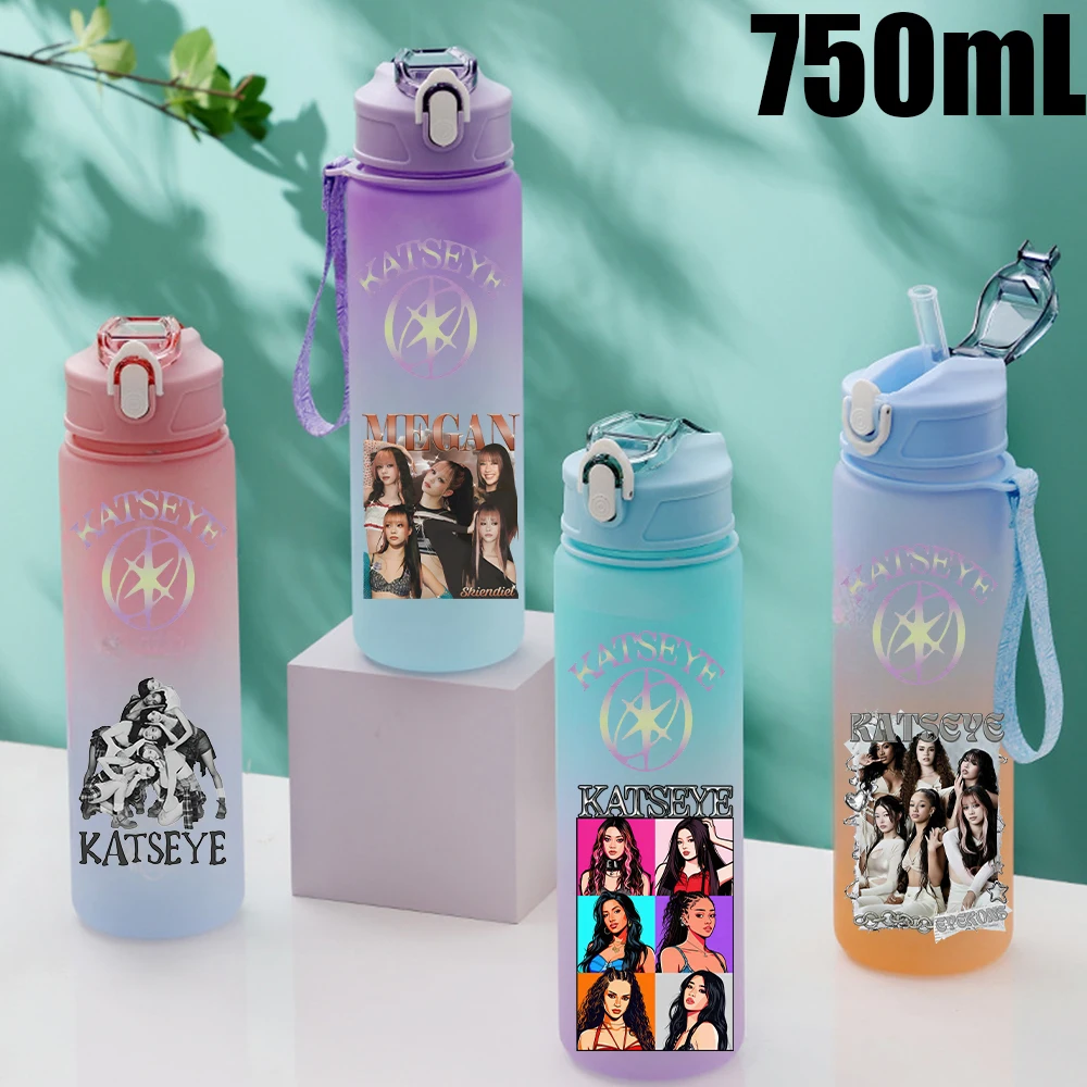 Ashion KATSEYE 750ml Sport-Wasserflasche für Frauen, Anime-Cartoon-Design, Modische Trinkflasche für Jungen und Mädchen, Tragbar und Ansprechend