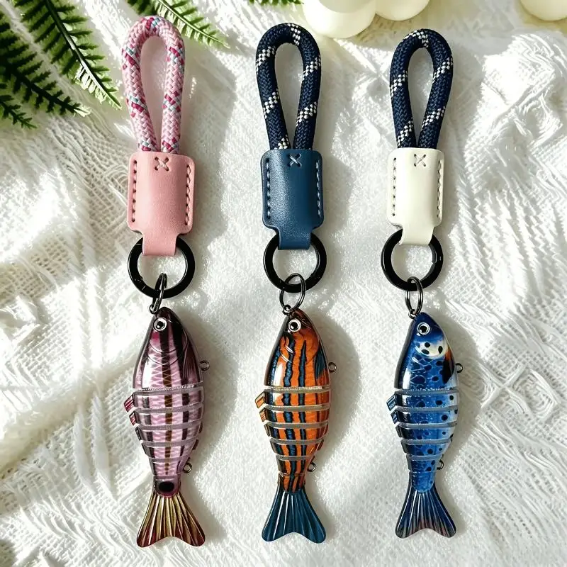 Handgewickelter Leder-Nylon-Seil-Schlüsselanhänger in Fischform mit einem Federring zum Aufhängen am Rucksack als Dekorationsgeschenk. – Detail 2
