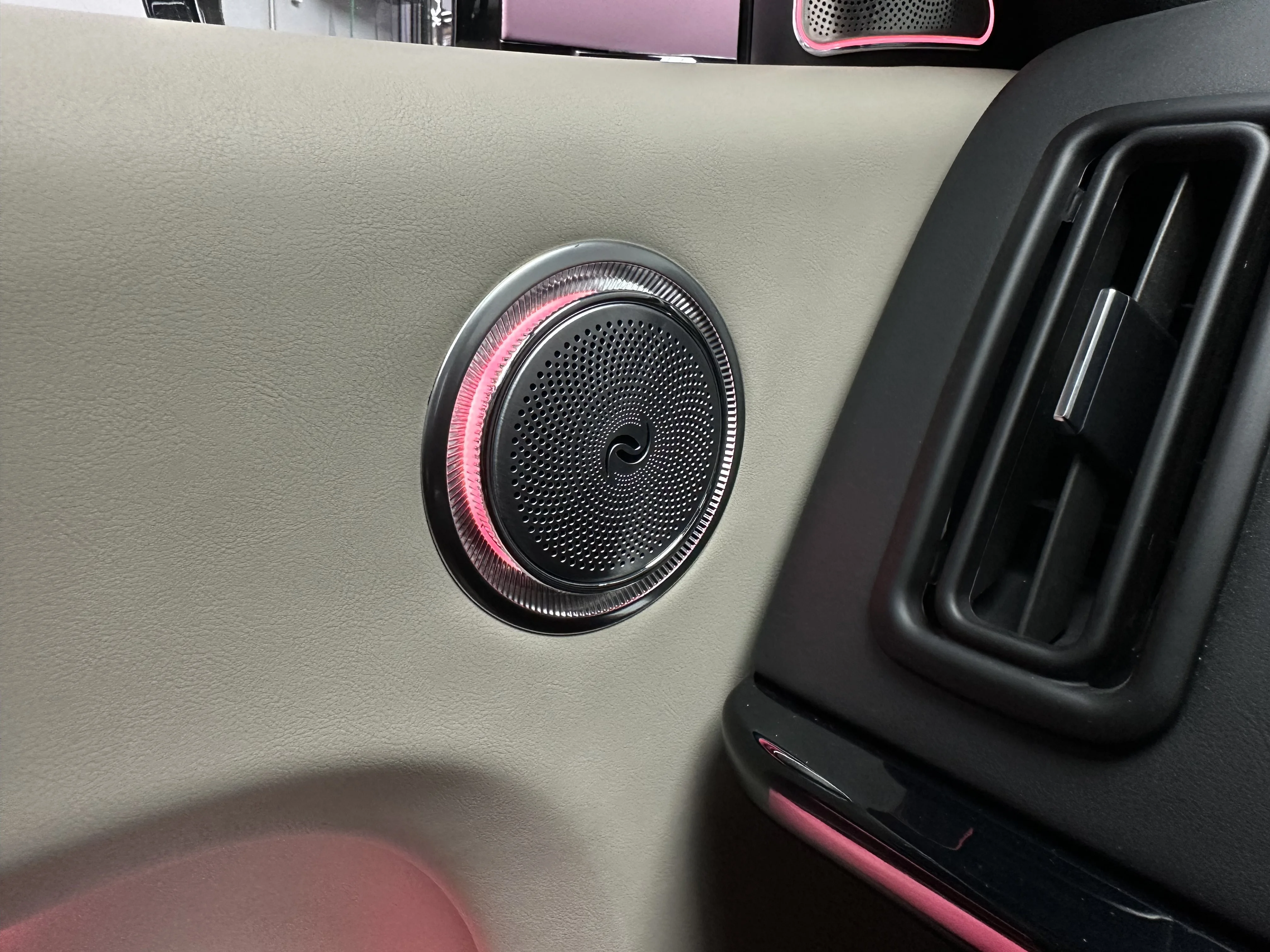 

Ideal L7L8L9 Retrofit Upgrade Intelligent Rotating Mid-Treble 4D Atmosphere Light Non-Destructive Installation Synchronous