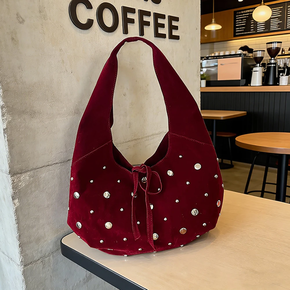 

Женская винтажная сумка-тоут бордового цвета с заклепками, ретро-стиль, люксовая эстетика, для повседневного использования и свиданий, сумка на плечо, коллекция 2026