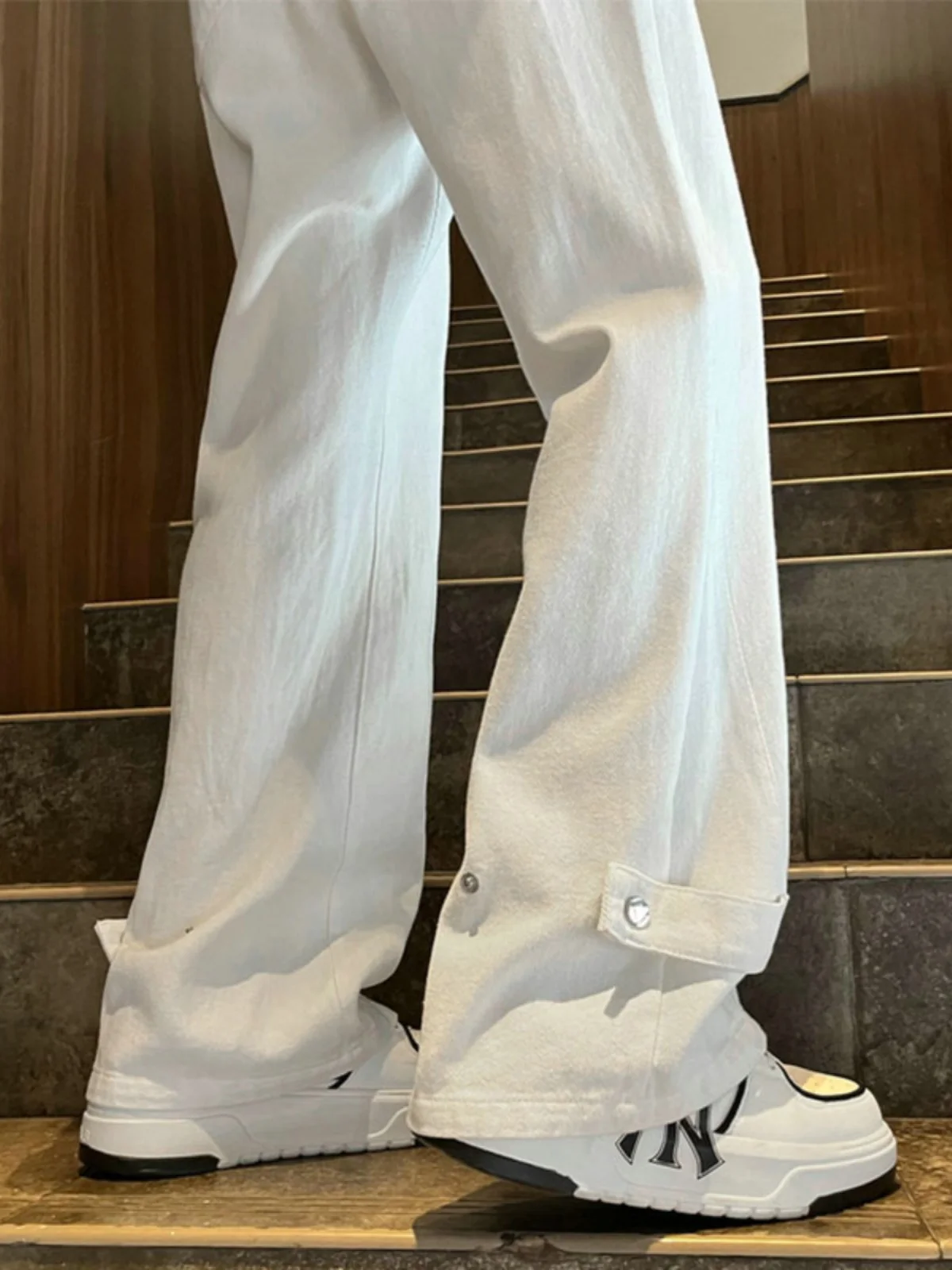 

Белые джинсы-клеш с широкими штанинами, длинные брюки в уличном стиле, на липучке, мужские, модный бренд, летние, с высокой талией, на молнии