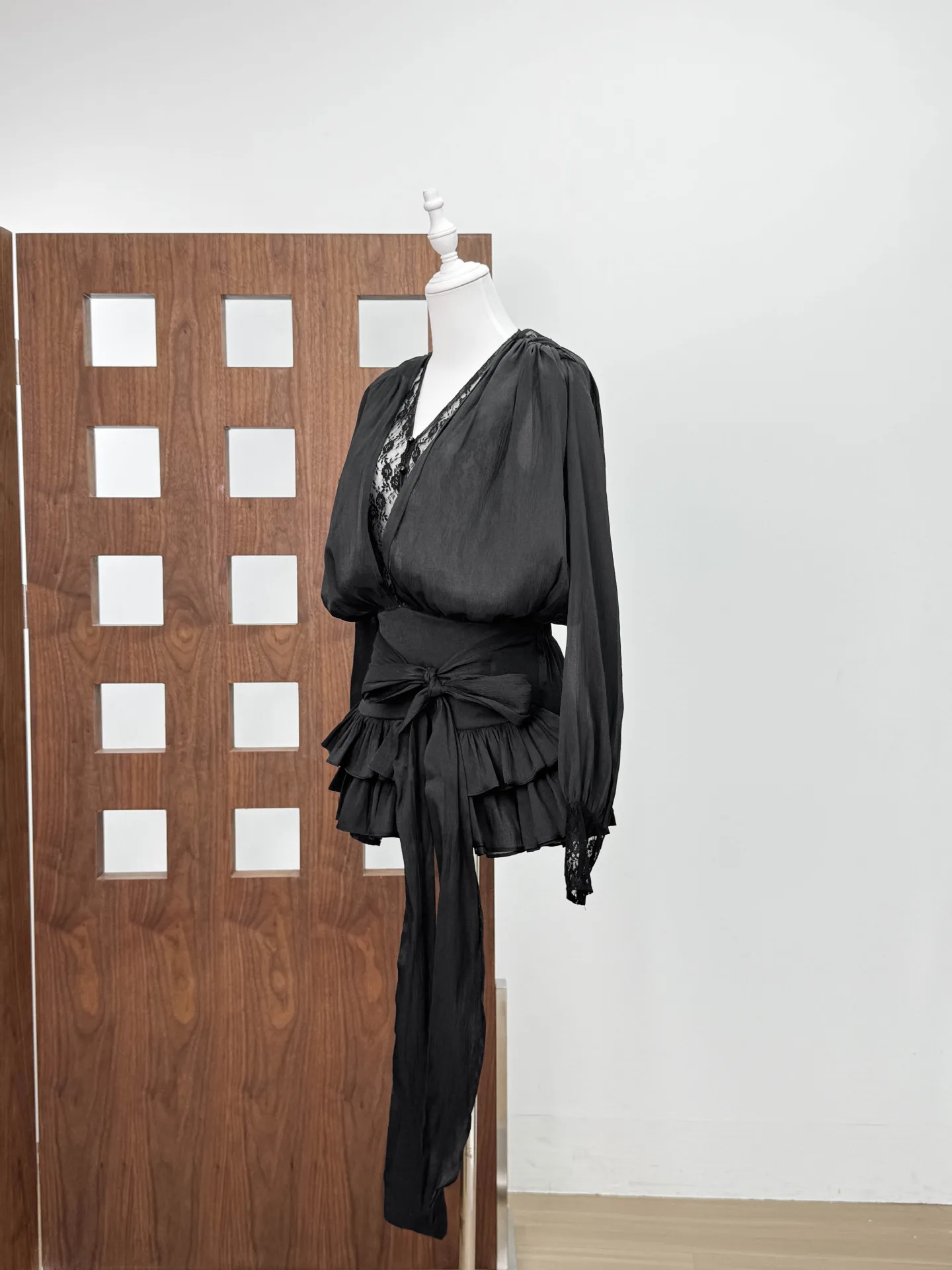 Vestido Sexy de encaje con pliegues recortados y cuello en V para mujer, vestidos informales de manga larga para vacaciones, vestidos de fiesta de noche, Vestido de vacaciones