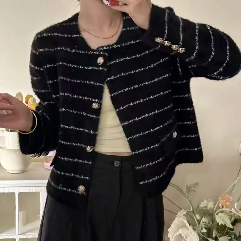 

Women's New Autumn and Winter Spliced round Neck Button Striped Fashionable Mink Velvet Short Knitted Cardigan Top