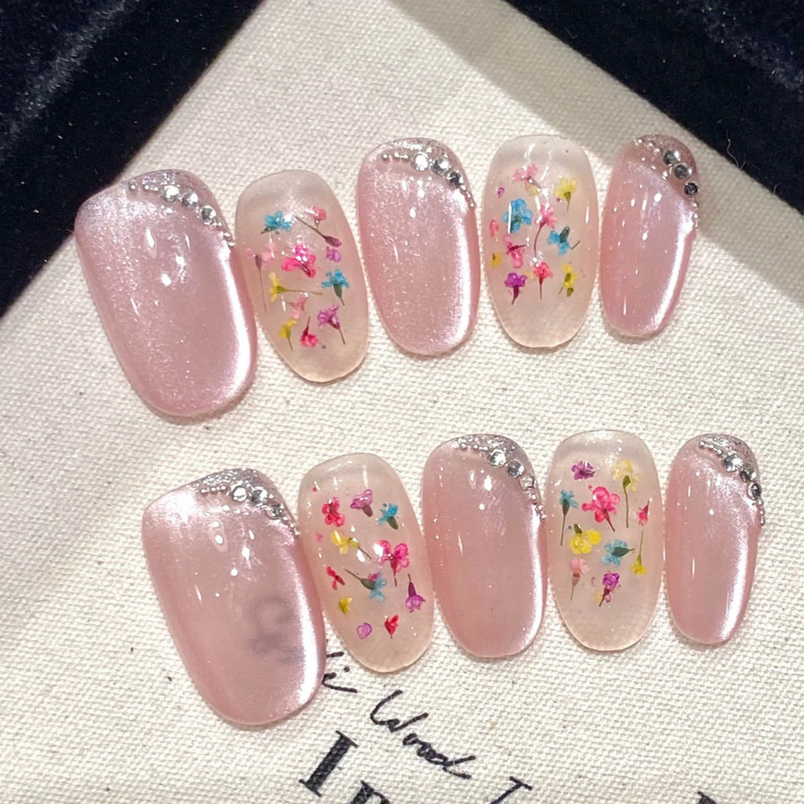 Handgemachte rosa Nägel zum Aufdrücken mit Katzenaugen, Strass-Design, kurzer runder Kopf, künstlicher Nagel, Mädchen, Sommer, tragbare Maniküre-Nagelspitzen