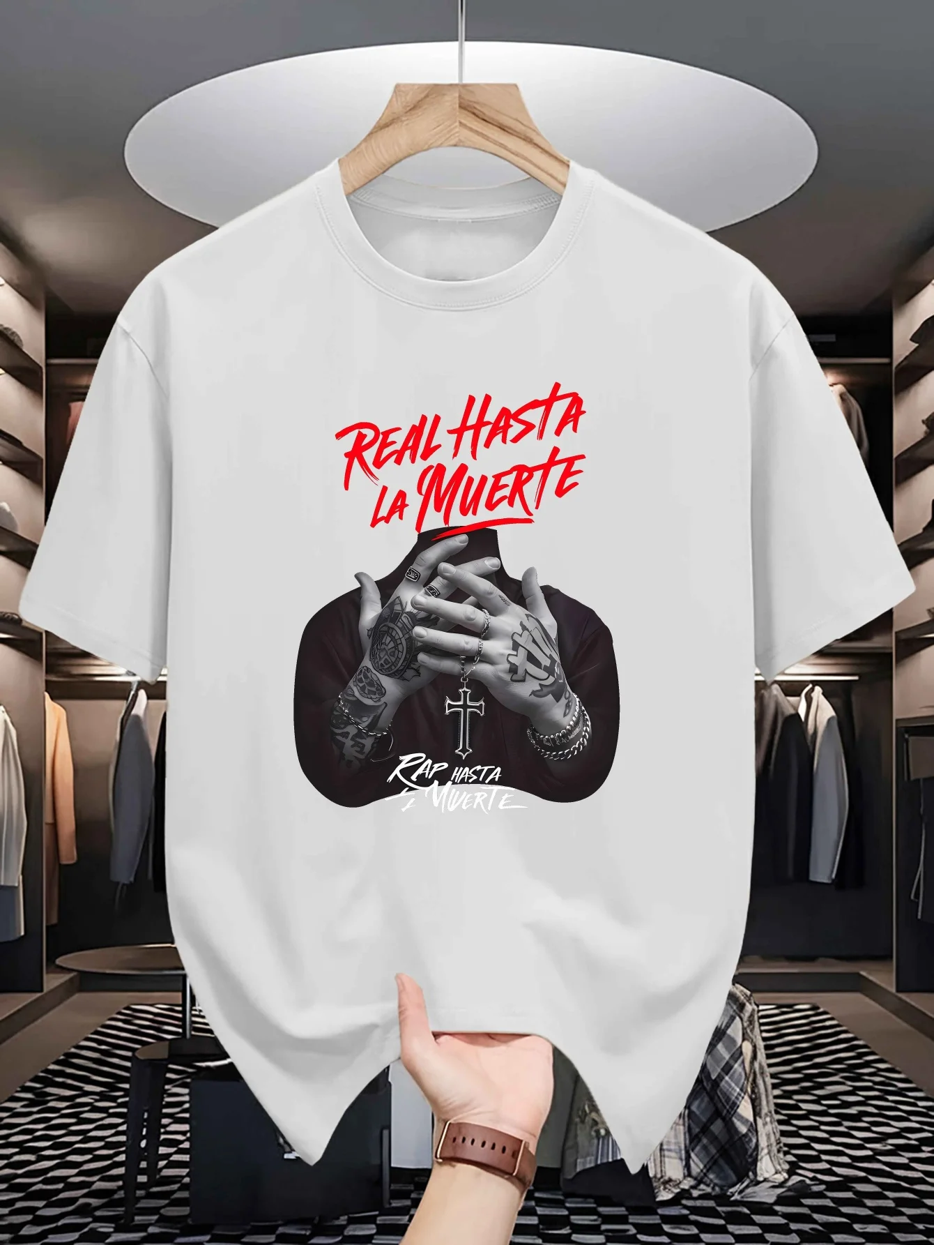 

[Flexible] Men's Trendy "Real Hasta La Muerte" Graphic Tee - White Short-Sleeve Crewneck with Bold Red Lettering