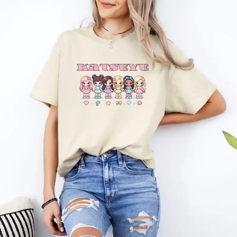 KATSEYE Chibi Cartoon Member Lineup T-Shirt: Pastel Sweet-Style Fan Merch Design with Cute Decorative Elements