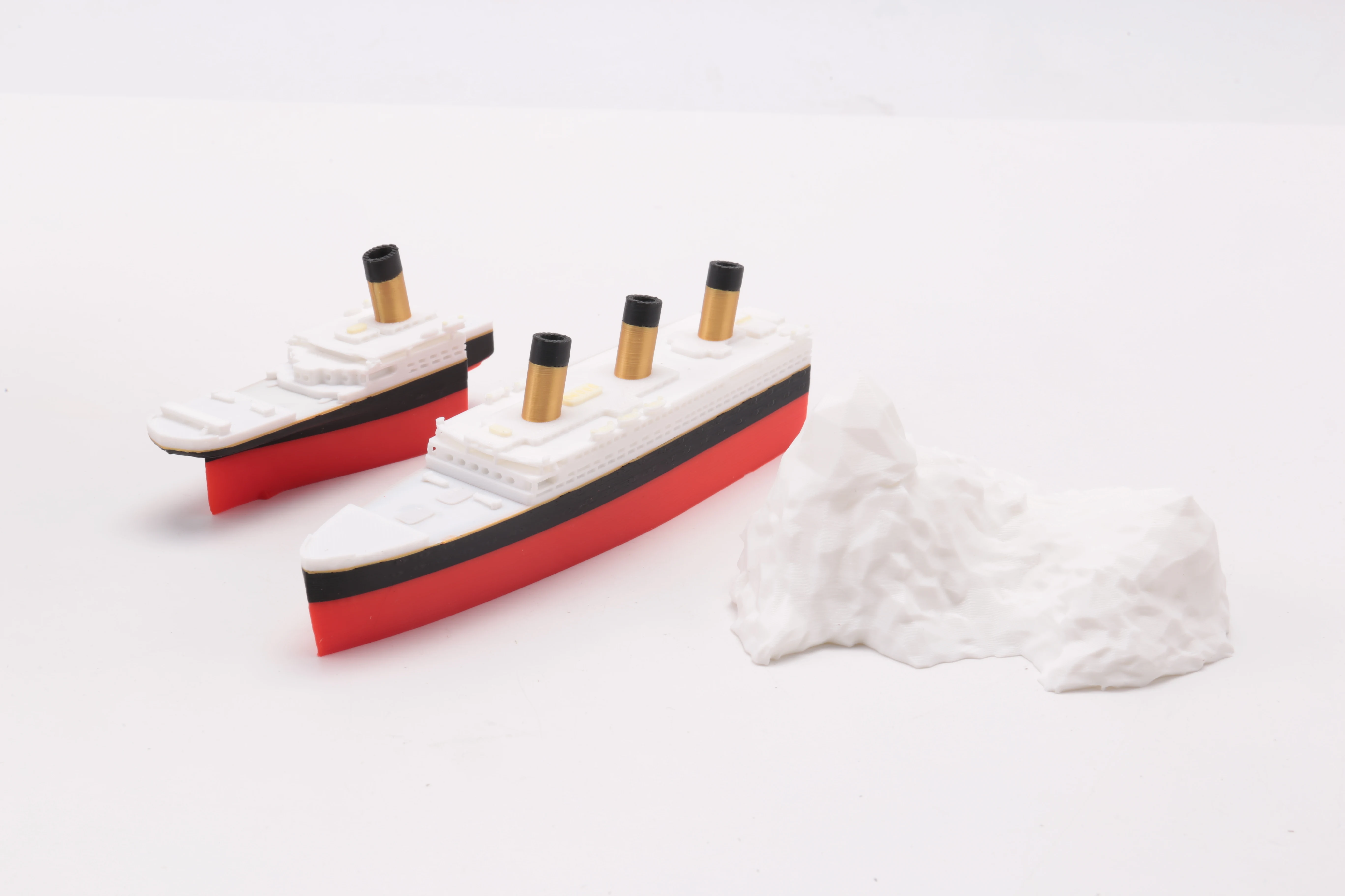 Realistic Split In Half Titanic Bath And Pool , Titanic Topper, Historically Accurate Breakable Titanic Boat