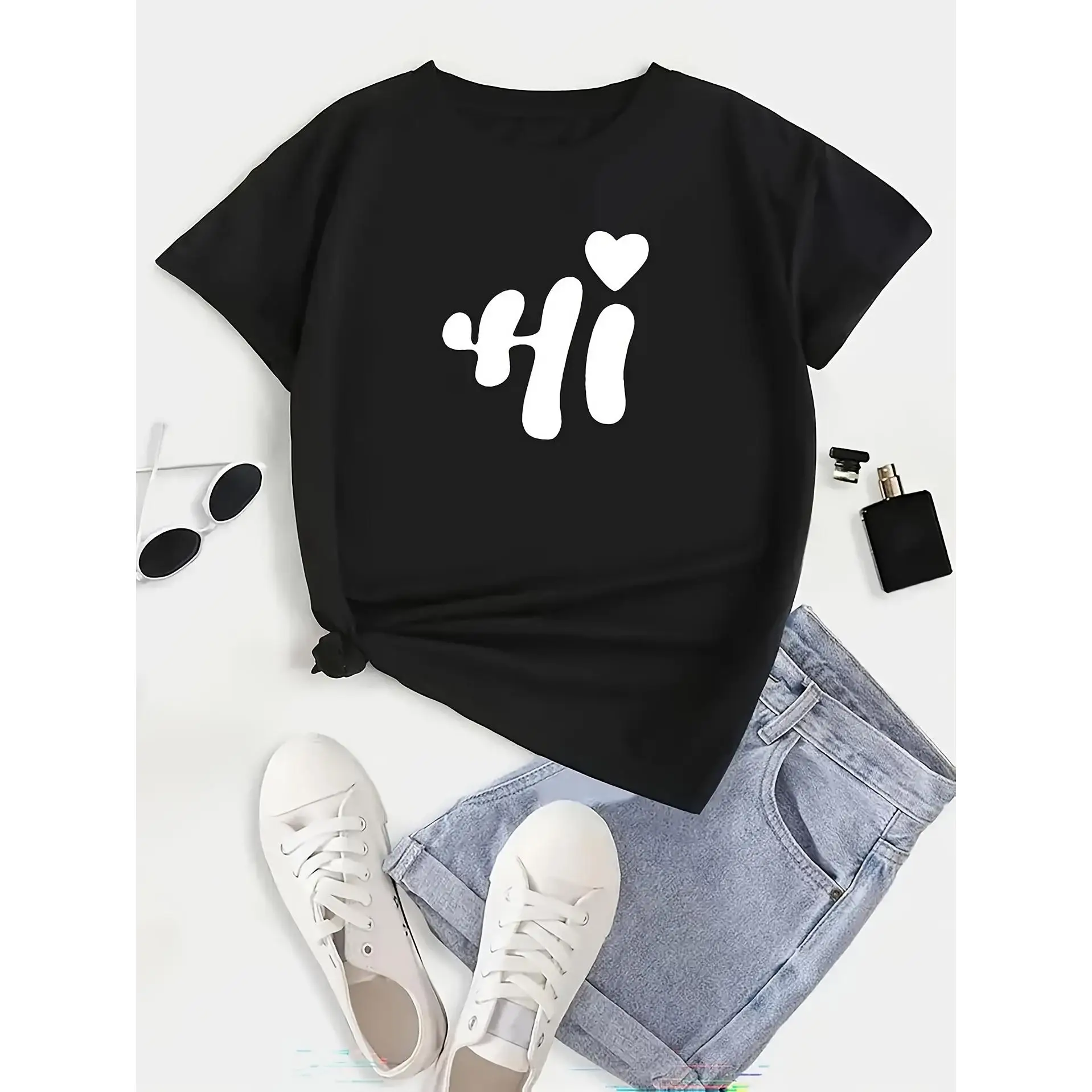 

Casual Tee Featuring Playful “Hi” and Heart Design