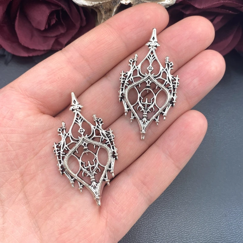 4 Stück 49*26mm Vintage Gothic-inspirierte Burgfenster-Anhänger, hohle Herz-Burg-Anhänger für die Schmuckherstellung, DIY-Schmuckzubehör