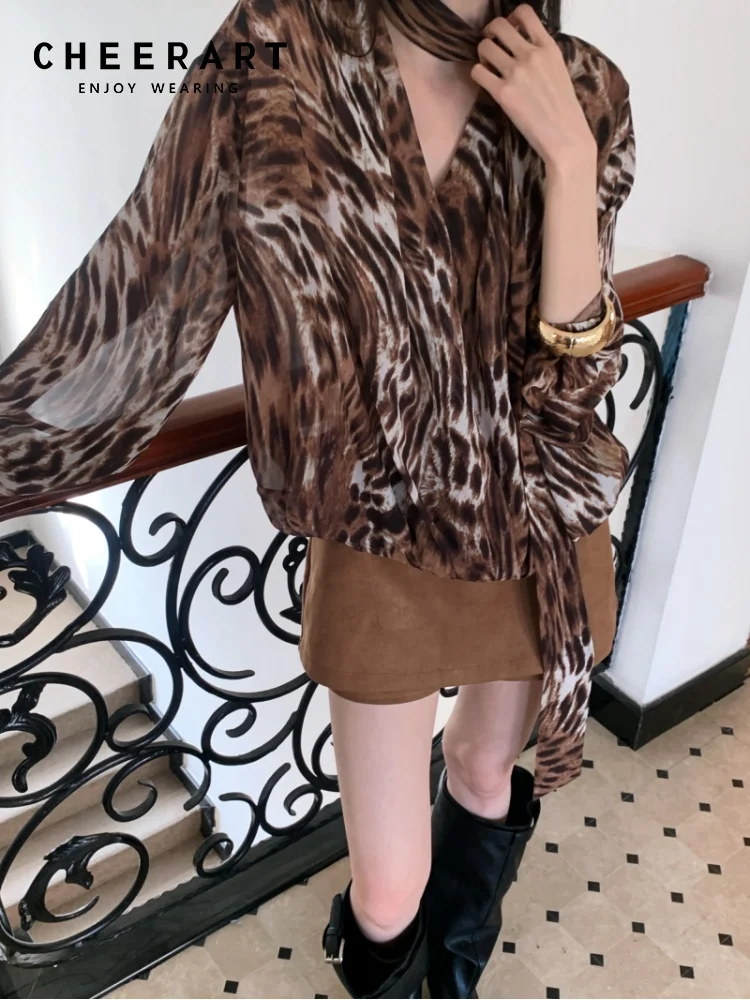 

CHEERART Женские блузки и рубашки из шифона с леопардовым принтом, с шарфом, V-образным вырезом, свободного кроя, с длинным рукавом, топ для женщин, модная одежда весна-лето 2026