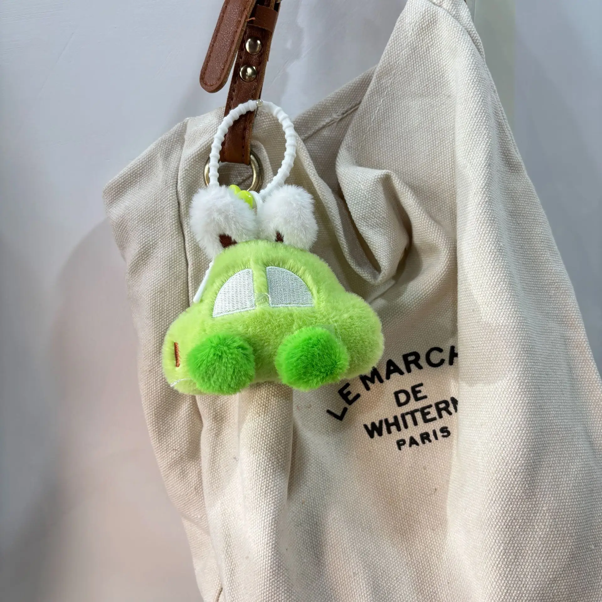 Mini Uroczy Mały Brelok do Kluczy w Kształcie Autka, Pluszowa Zawieszka, Kreatywny Prezent Urodzinowy dla Dzieci, Kreskówkowy Pluszowy Brelok do Kluczy w Kształcie Małego Autka