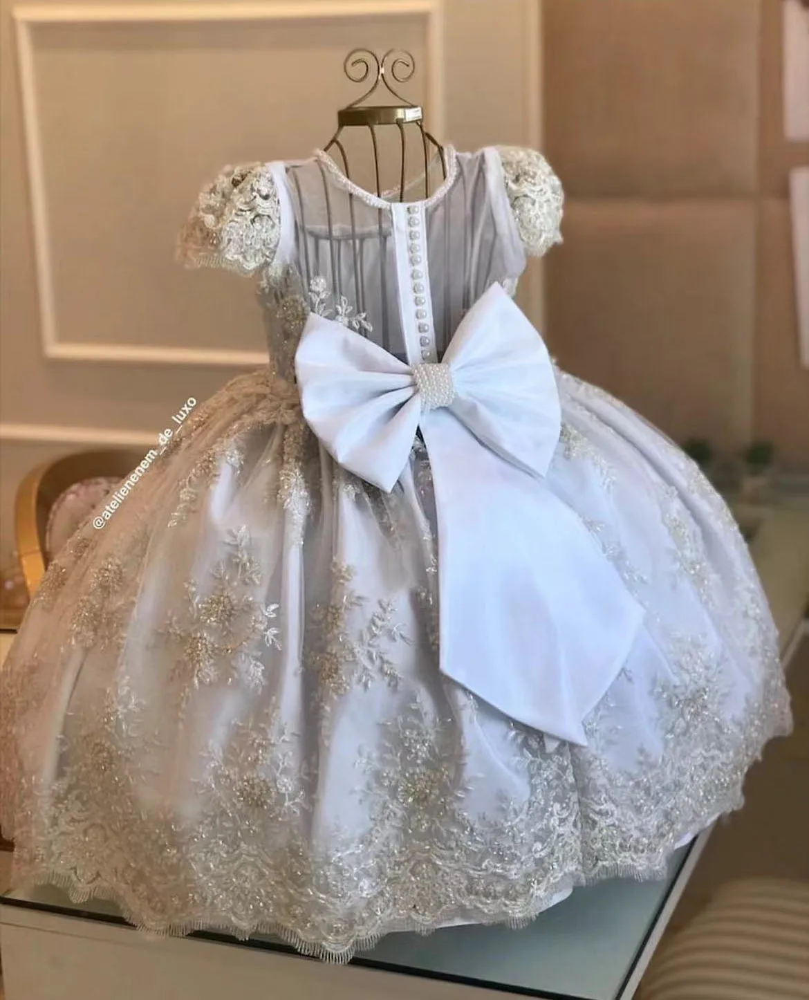 Abito da ragazza di fiori per matrimonio Farfalla bianca 3D Tulle Perle senza maniche con fiocco Abiti da ballo per prima comunione per feste di compleanno per bambini