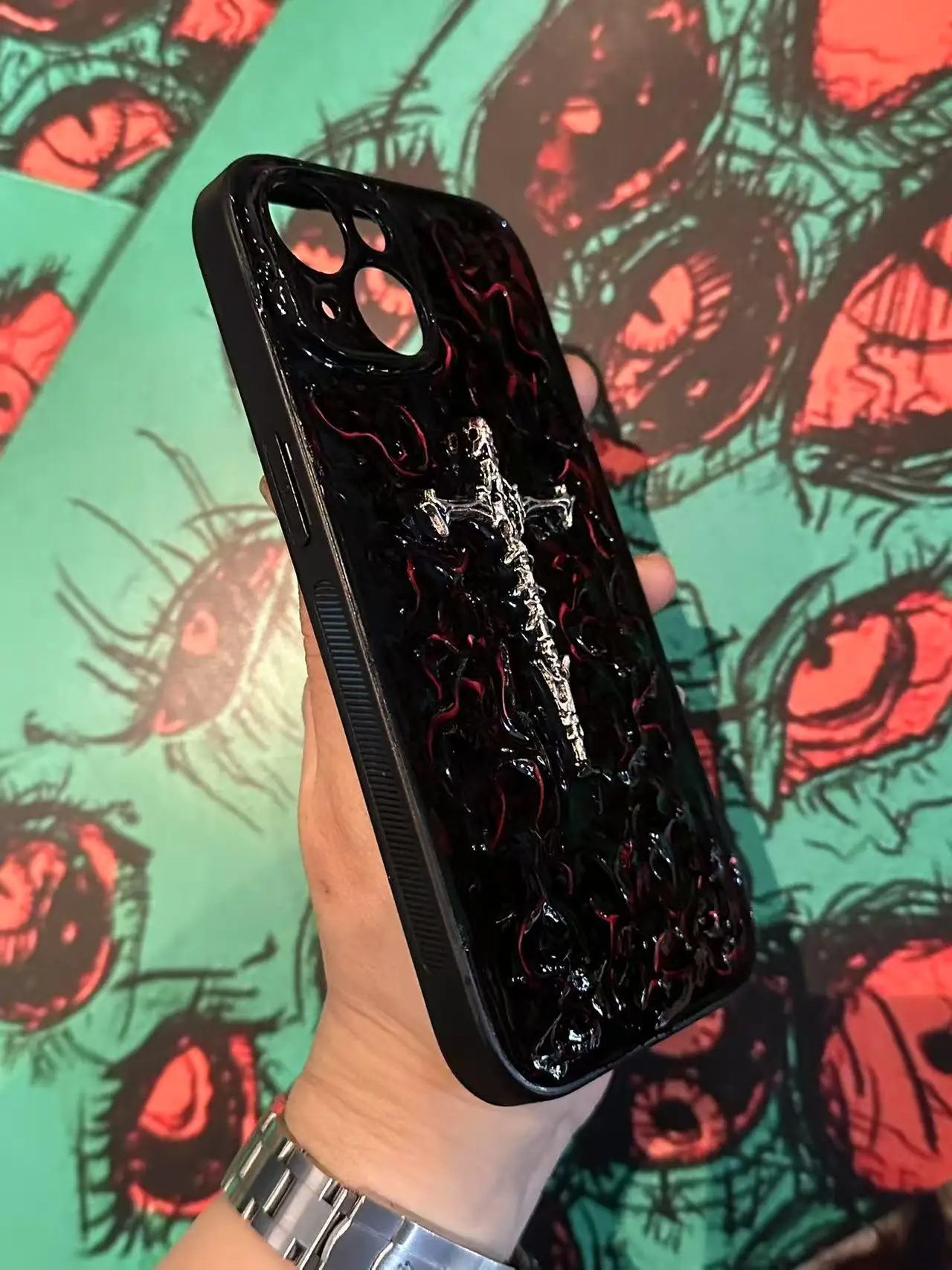 Y2K Gothic Cross iPhone Hülle für iPhone 16 Pro Max, 15, 14, 12 Mini, 11. Handgefertigte Horror-Punk-Handyhülle, gruselige iPhone 17-Hülle.