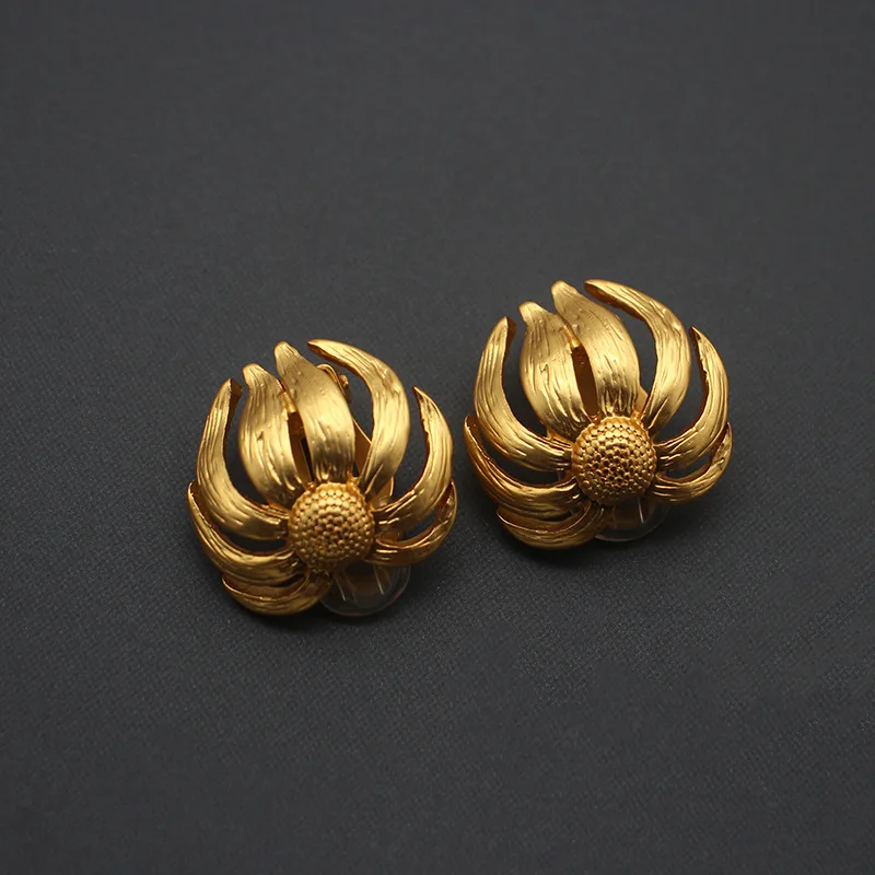 Vintage-inspired Clip-on Earrings for Women - No Piercing Required - Electroplated Delicate Floral Design