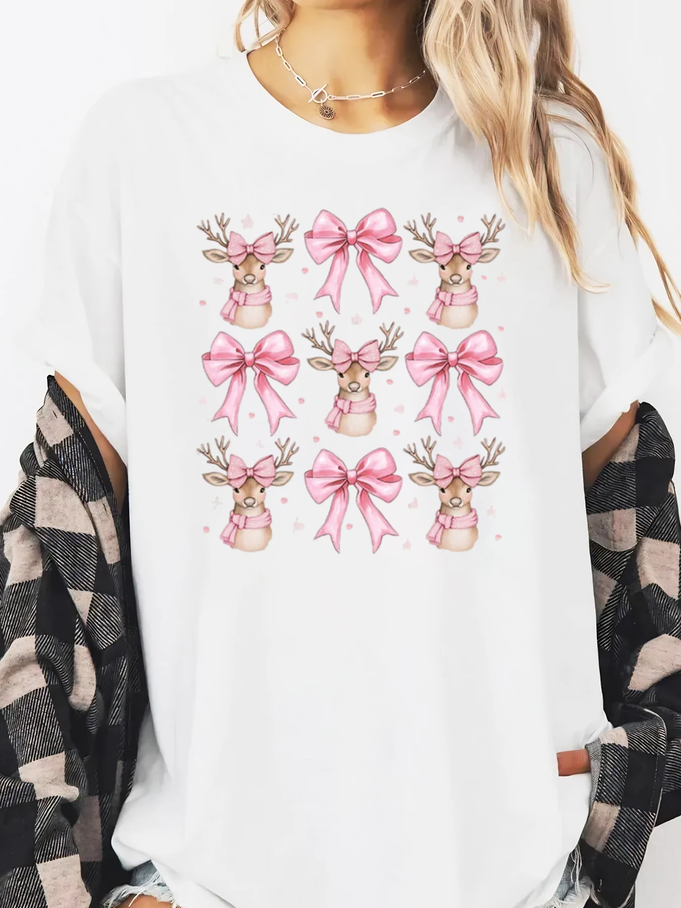 เสื้อยืดแขนยาวพิมพ์ลายกวางโบว์สีชมพูสำหรับผู้หญิง ชุดลำลองสำหรับวันหยุด สีขาว ไซส์พลัส